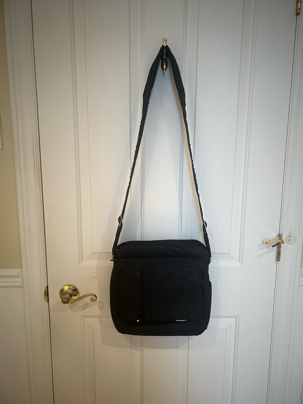 FROMMER’S by LUG Unisex Crossbody Messenger Travel Bag, Black - Picture 4 of 9